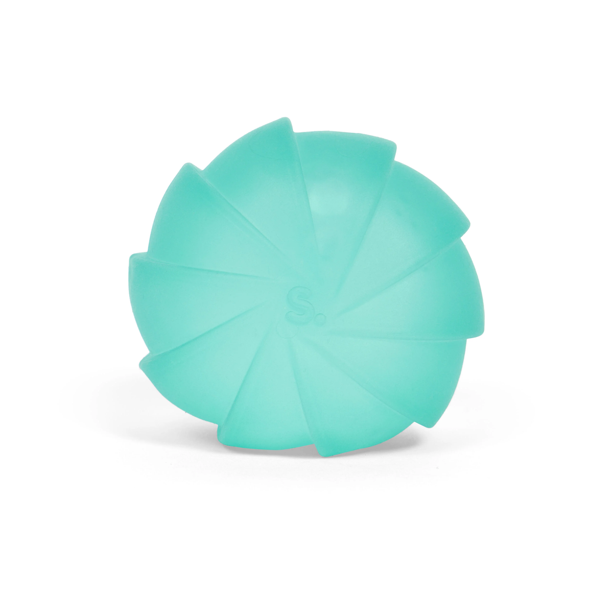 Turquoise silicone lid with spiral design, embossed “S.” at the center. It’s set against a clean, white background, conveying a modern, minimalist tone.