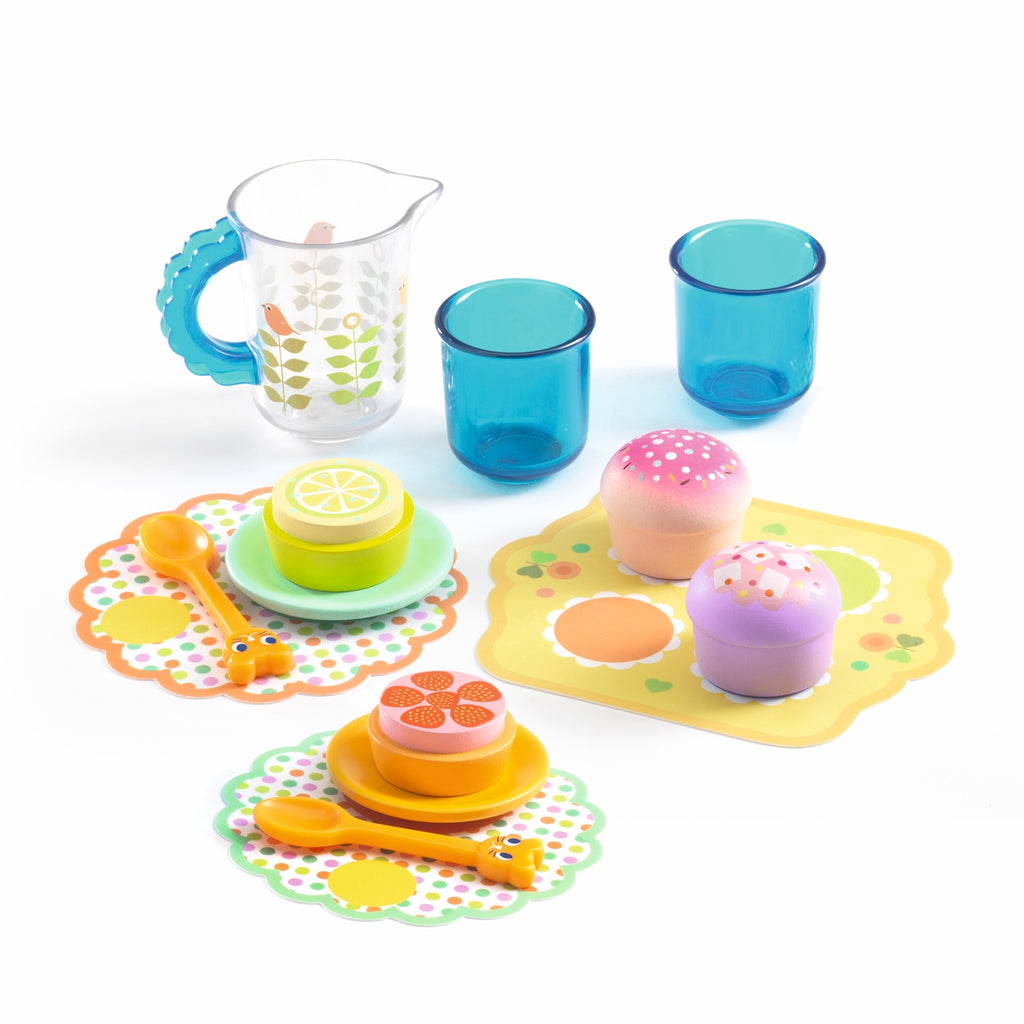 The set includes 14 pieces: 4 pastries, 2 cups, 2 teaspoons, 2 small plates, 3 placemats, and 1 jug.