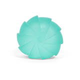 Turquoise silicone lid with spiral design, embossed “S.” at the center. It’s set against a clean, white background, conveying a modern, minimalist tone.