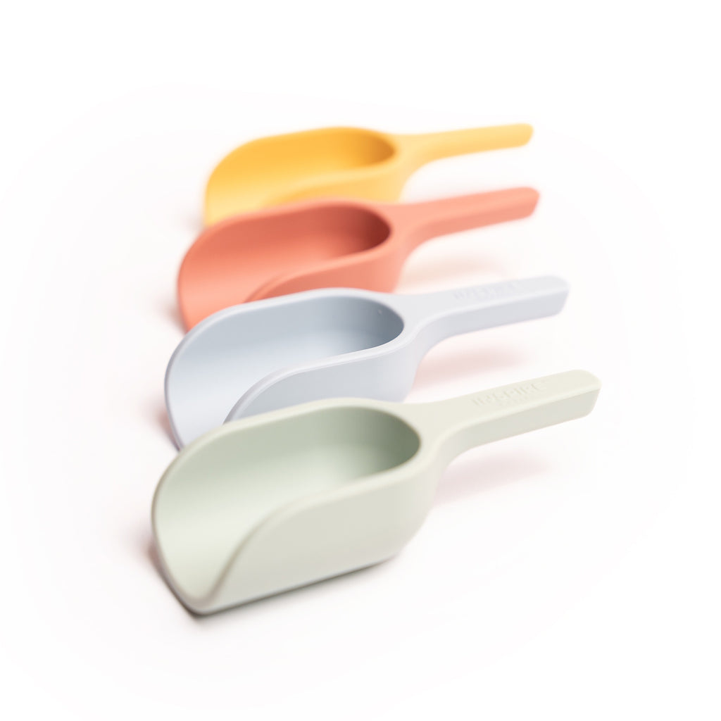 Four pastel-colored scoops are lined up diagonally, minimalistic feel.