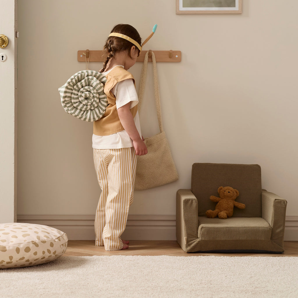 Beige children's costume resembling a snail, featuring a green striped spiral shell, brown body, and a headband with blue antennae. Playful and imaginative.