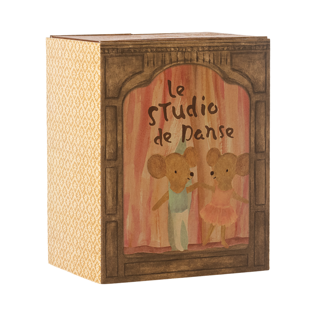 A decorative box with a vintage theater design. The front shows two mice in ballet outfits on stage, under the text "Le Studio de Danse." Warm, artistic tones.