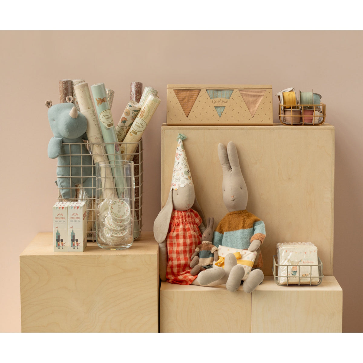 Decorative metal baskets in varying sizes for Maileg toys; one large gray, one medium rose, two small ocher and grey in white background.