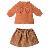 Maileg medium mouse clothing set featuring an orange knitted sweater and a floral patterned skirt.