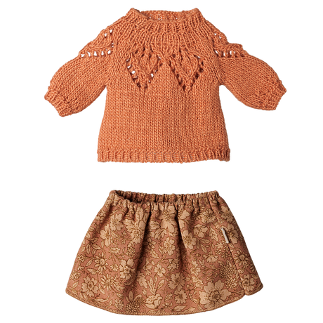 Maileg medium mouse clothing set featuring an orange knitted sweater and a floral patterned skirt.
