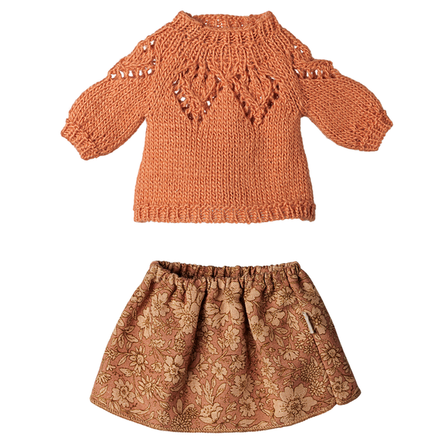 Maileg medium mouse clothing set featuring an orange knitted sweater and a floral patterned skirt.