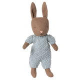 Maileg brown micro rabbit plush toy wearing a light blue knitted romper suit. Small linen bunny doll on white background.