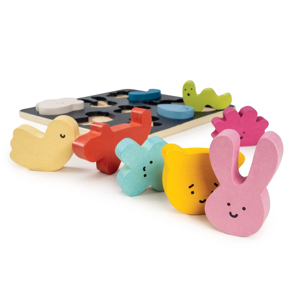 A creative set designed for children to explore emotions and expressions by arranging colorful pieces on a board, helping to develop emotional awareness and creativity.