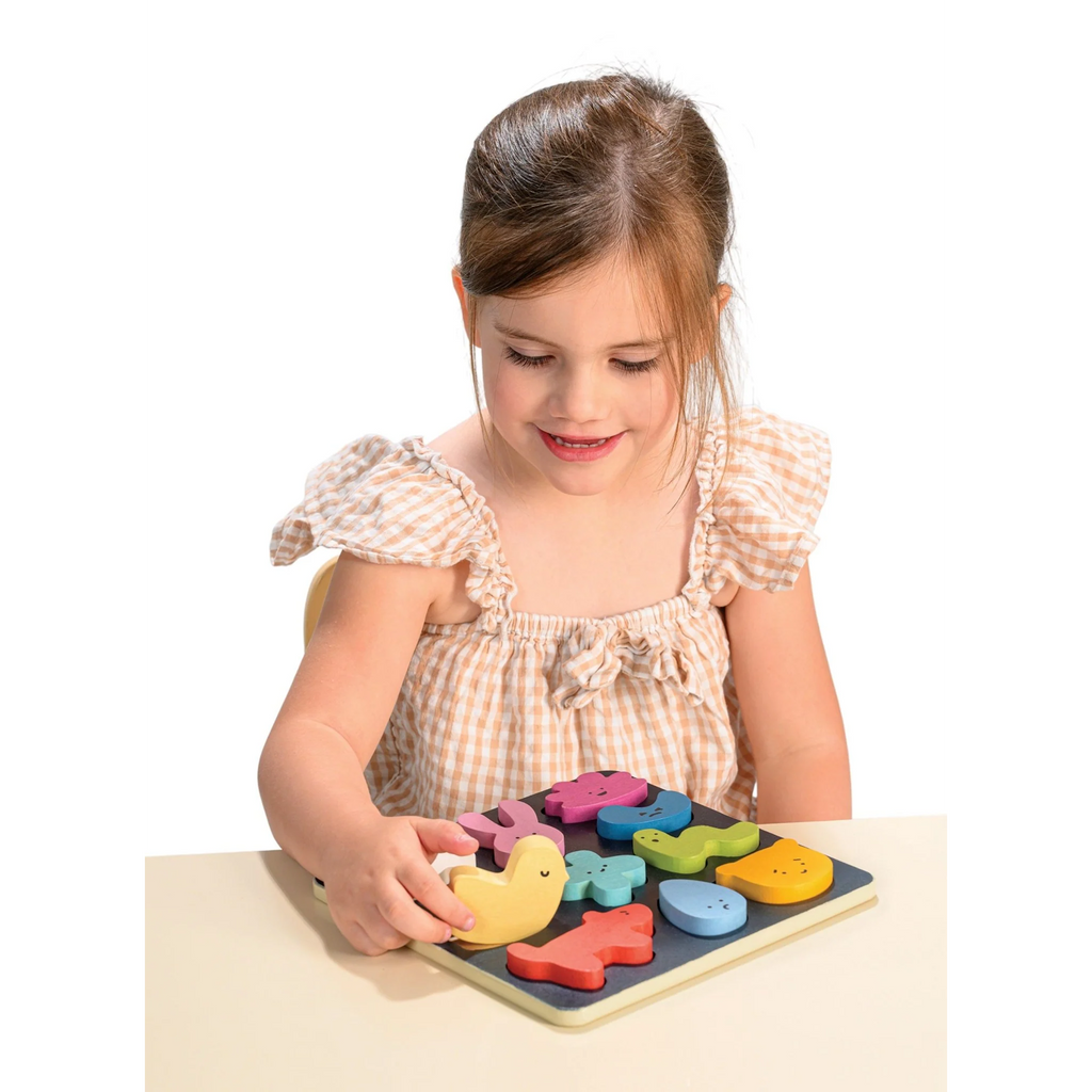 A creative set designed for children to explore emotions and expressions by arranging colorful pieces on a board, helping to develop emotional awareness and creativity.