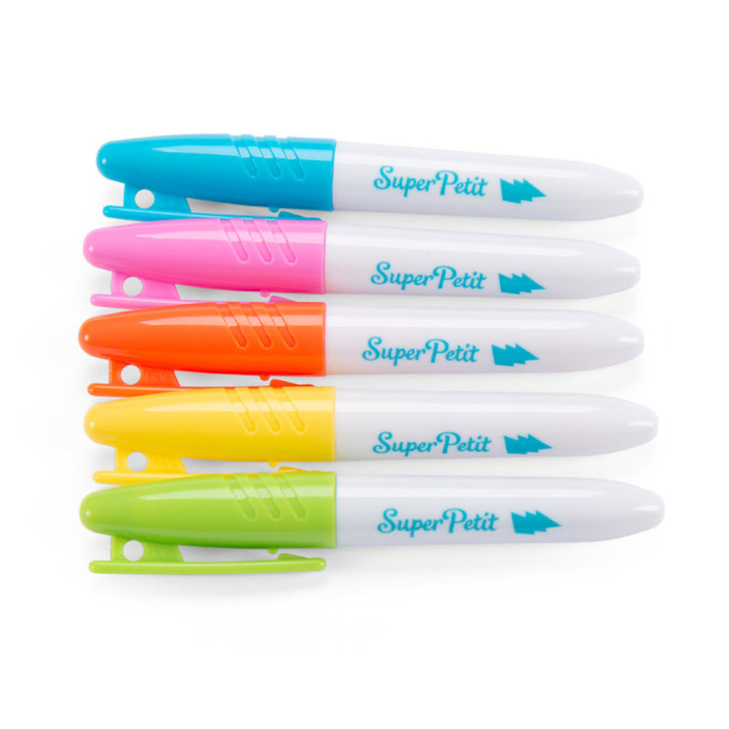 Five colorful SuperPetit markers aligned horizontally, featuring blue, pink, orange, yellow, and green caps. The design is vibrant and playful.