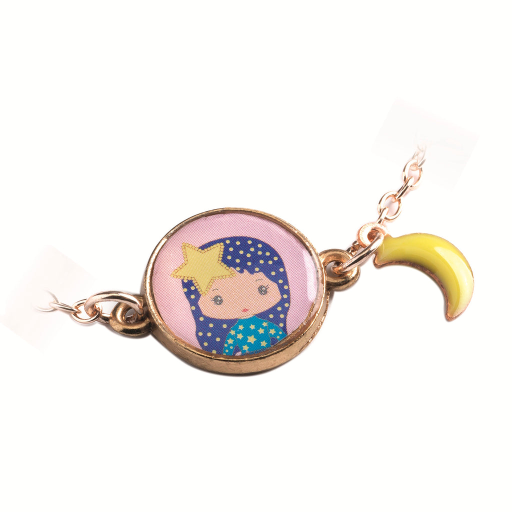 A children's bracelet from Djeco's Tinyly collection featuring a gold-colored chain with a charm of Luz.