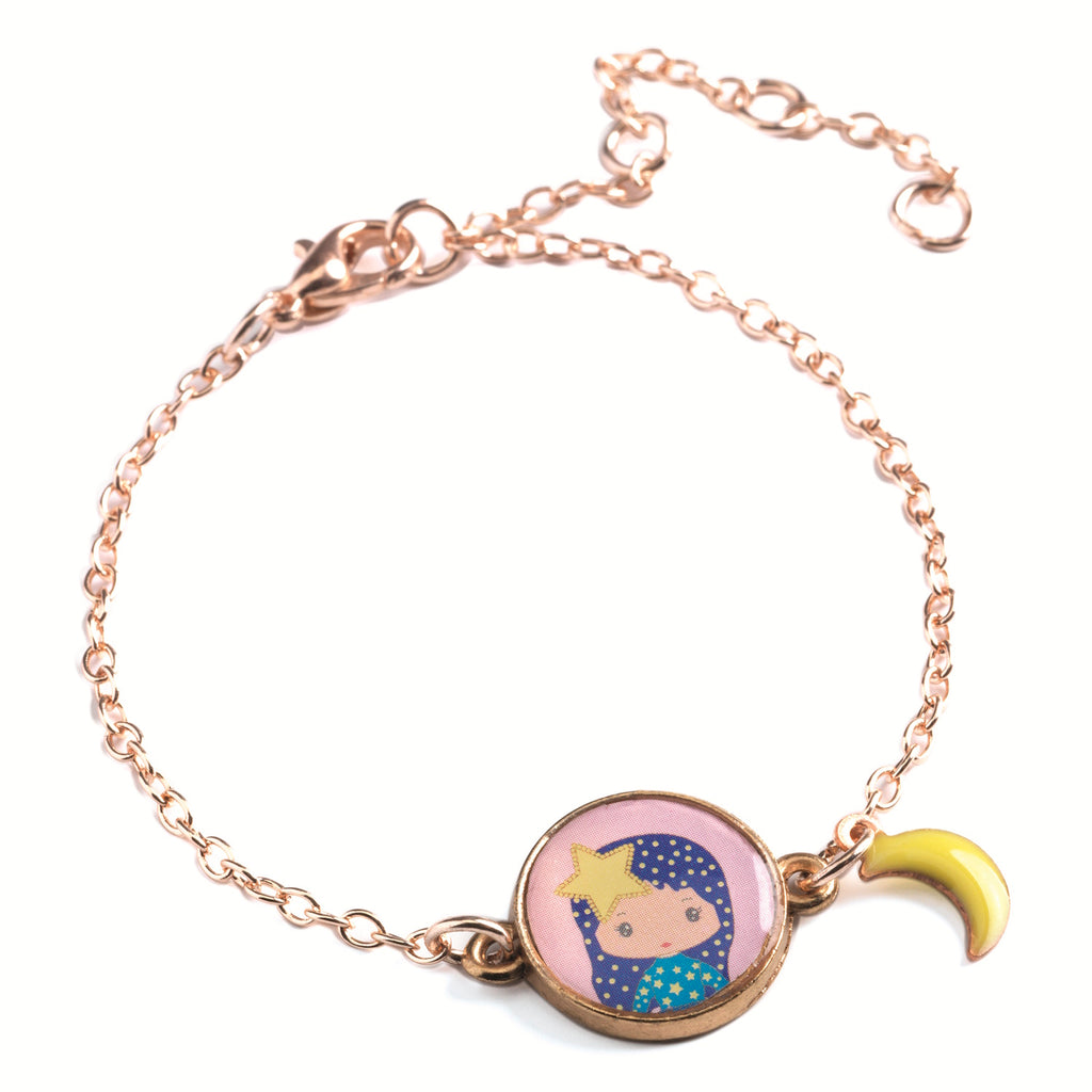 A children's bracelet from Djeco's Tinyly collection featuring a gold-colored chain with a charm of Luz.