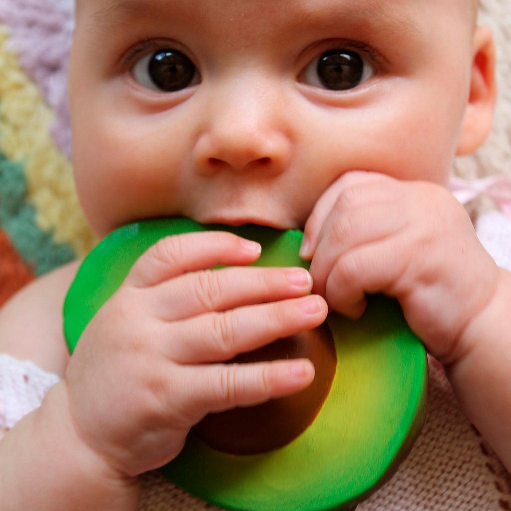 close-up=of-baby-grasping-oli-and-carol-arnod-the-avocado-teether-looking-directly-to-camera